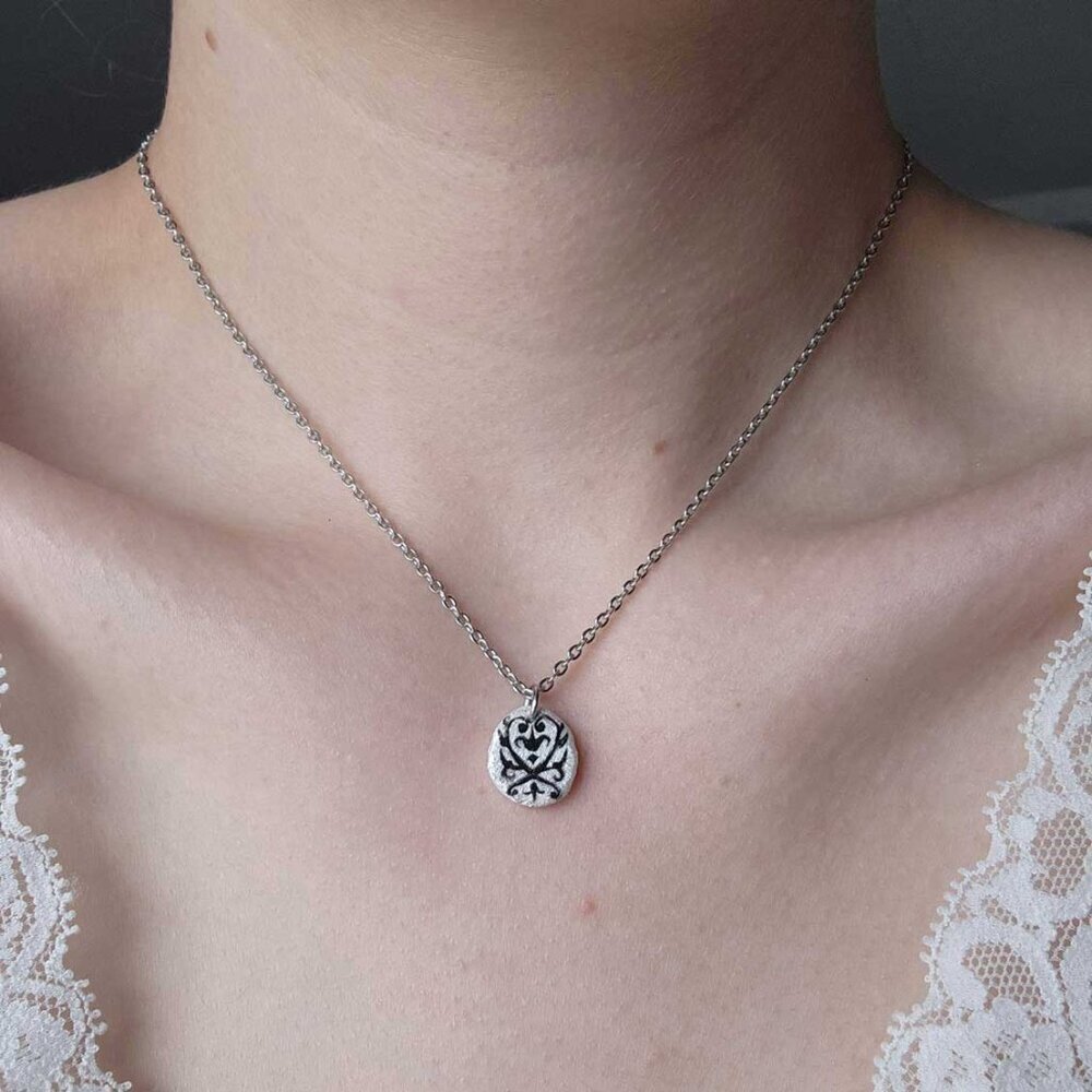 Gothic Versailles iridescent pearl necklace with a small silver chain - Picture 10 of 11